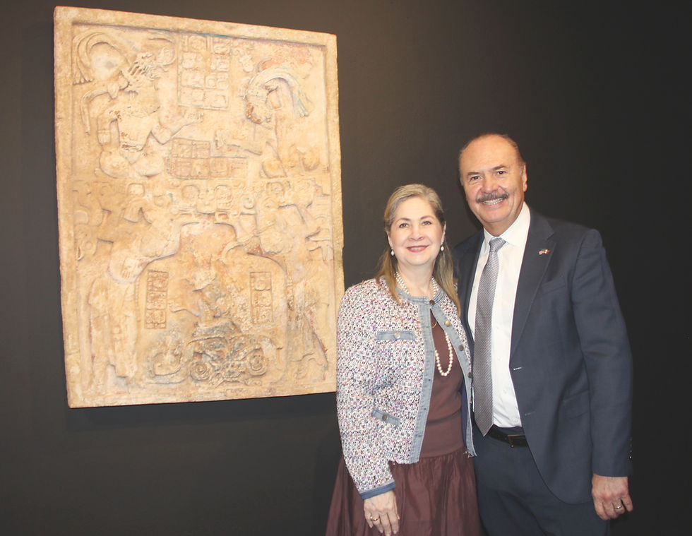 El Cónsul General de México en Nueva York, Hon. Marcos Bucio y su señora esposa, junto al dintel maya recuperado para su retorno a su terruño.