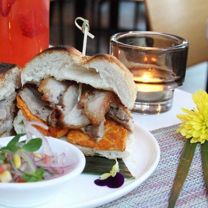 Sandwich de Chicharrón, acompañado de Salsa Criolla.