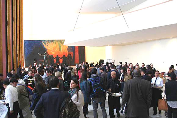 El lunes 28 de abril de 2015, después de ser restaurado, el imponente mural “Fraternidad” de Rufino Tamayo, retornó a la sede de Naciones Unidas en Nueva York para volver a recibir a los visitantes con su mensaje de hermandad. “Fraternidad” se encuentra en el muro de lado izquierdo de la entrada, que fue desde el inicio el lugar seleccionado por el maestro Tamayo. Foto de XHA