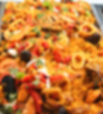 El Arroz con Mariscos de MIRE STAR está lleno de matices marinos, que incluyen calamares, pulpo y camarones
