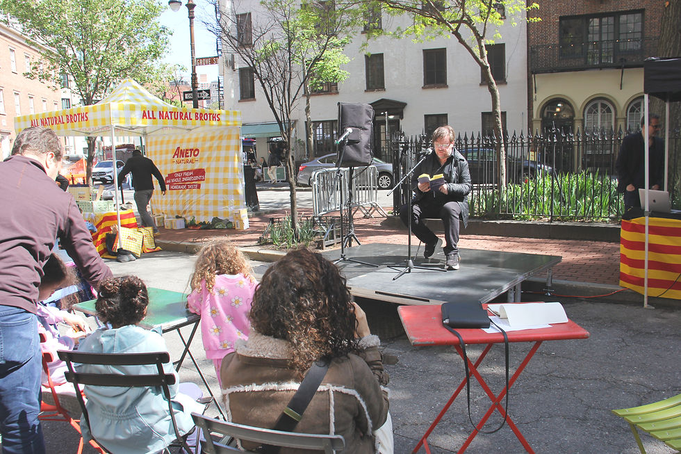 La edición neoyorquina, que ha crecido desde 2014, incluye lecturas, música, gastronomía y una feria callejera completa en la calle Christopher. The New York edition, which has grown since 2014, now includes readings, music, food, and a full street fair on Christopher Street.
