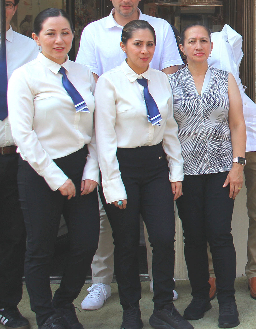 Tres mujeres, oriundas de Sígsig iniciaron la aventura de vender comida ecuatoriana en Sunnyside . De Izq. a Der.: Verónica Viviana Benavidez, Angélica Benavidez y su madre doña Florinda.