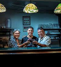 Alejandro fundador de JORA, rodeado por sus padres, fundadores del restaurante URUBAMBA en Jackson Heights en 1976.