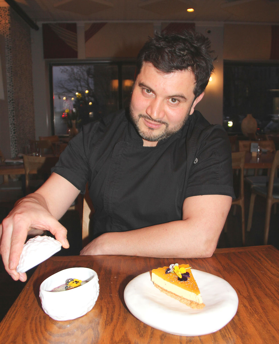 El chef Javi Cabrera es un profesional colombiano con una fuerte raíz artística e importante experiencia profesional en Japón, España y Nueva York, que además en su infancia vivió en Ecuador y es embajador de la mejor cocina peruana.