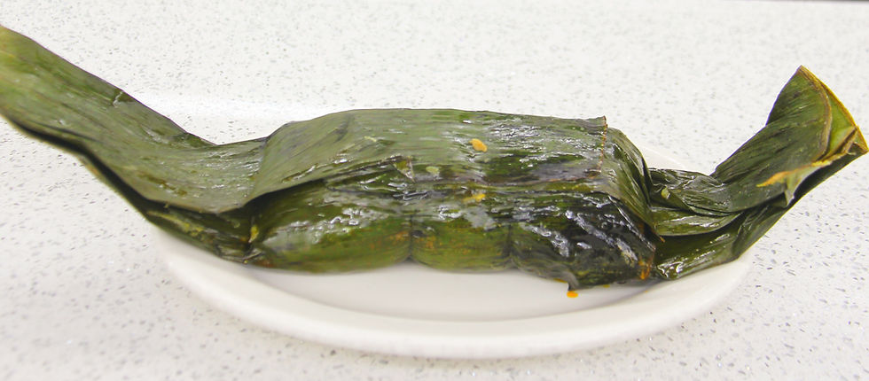 Con el tiempo la hoja de plátano reemplazó a la de bijao y achira, pero la técnica, es decir el concepto culinario de envolver la masa en una hoja, se conservó igual.