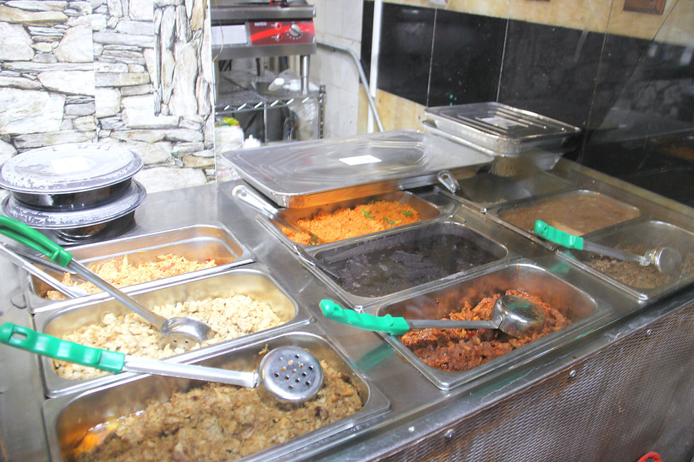 En esta nestación abierta a los comensales, brillan los ingredientes frescos para armar auténticos platos mexicanos, todo impecablemente ordenado y reluciente, porque en CINCO DE MAYO la limpieza es esencial.