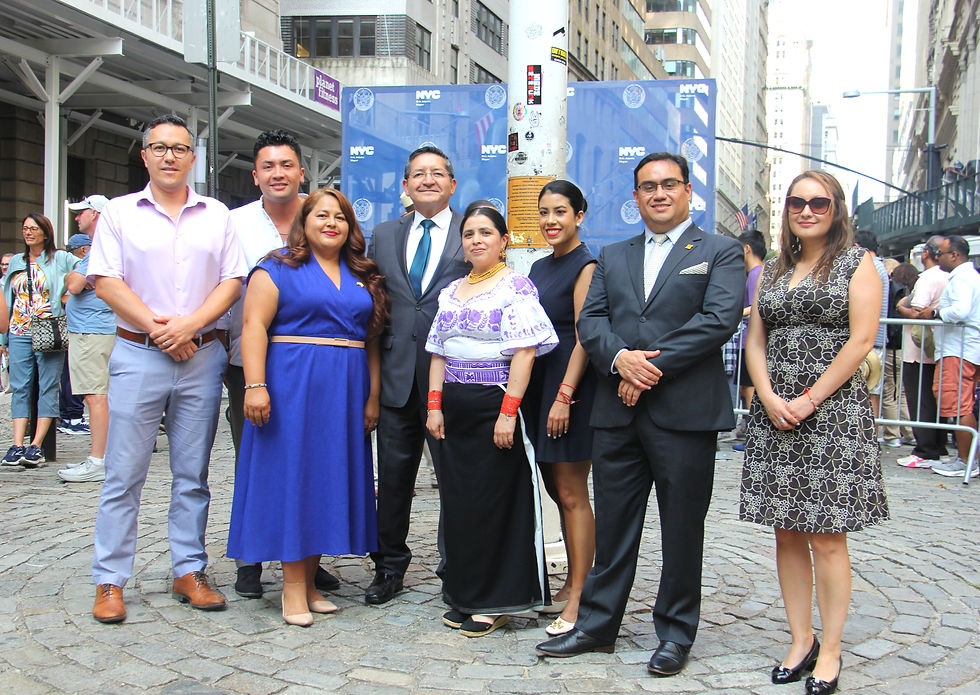 Funcionarios del Consulado General de Ecuador en Nueva York presentes durante el SEGUNDO izamiento de la bandera de Ecuador, organizado por la Oficina de Asuntos de Migrantes de la Alcaldia en coordinación con esa representación diplomática el miércoles 7 de agosto de 2025 en Bowling Green, Manhattan.
