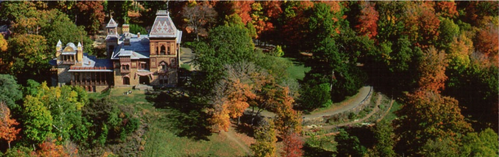 OLANA fue adquirida por Frederic Church con el dinero de la venta de su célebre cuadro El corazón de los Andes al Museo de Arte Metropolitano de Nueva York. La propiedad de dieciocho acres (73.000 m²) está a más de dos horas de Manhattan. Church la nombró Olana y en ella construyó una mansión en 1870.