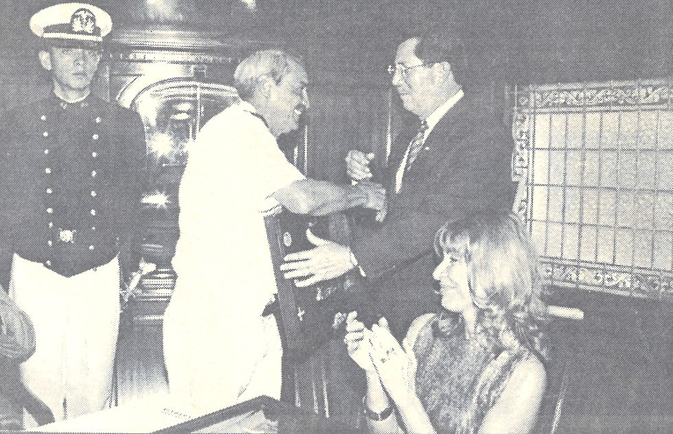 El contralmirante Hugo Unda Aguirre, Ministro de Defensa de Ecuador, recibió un reconocimiento de parte de la tripulación del Buque Escuela Guayas de manos del capitán del barco Juan José Serrano. Junto a ellos la embajadora de Ecuador ante la Casa Blanca, Ivone Baki.