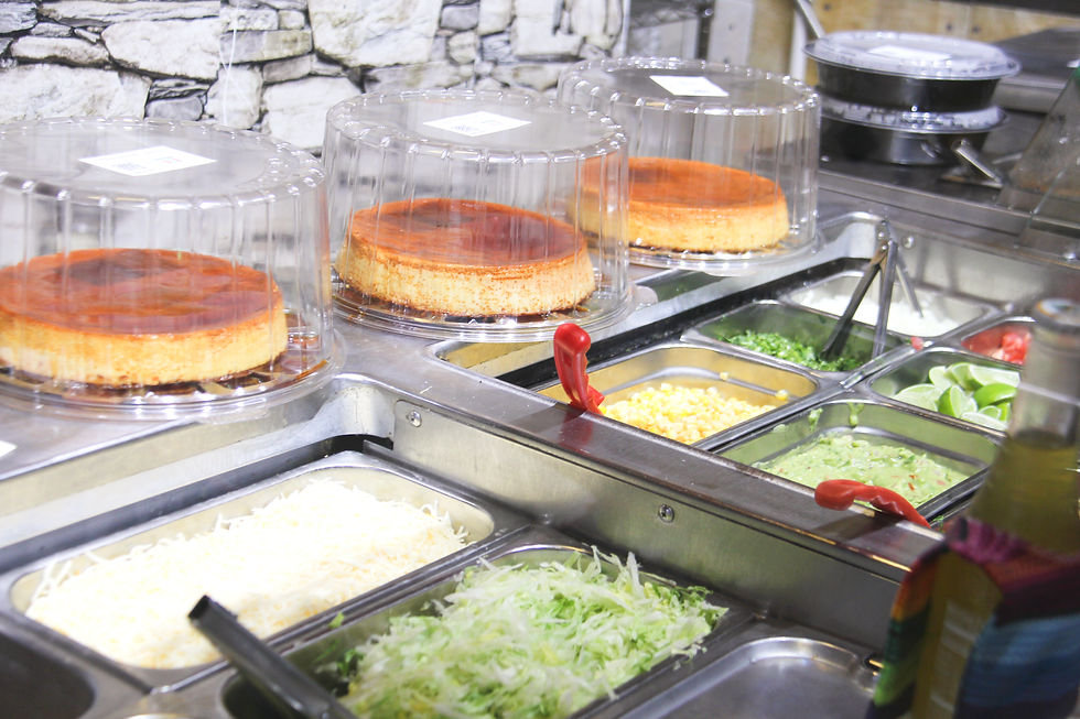 Una estación de verduras frescas que deslumbra: lechuga crujiente, maíz tierno, limones vibrantes y quesos finamente picados, todo dispuesto con una pulcritud ejemplar. En este rincón de Murray Hill, la frescura y la higiene elevan cada plato mexicano a otro nivel. Los flanes caseros de CINCO DE MAYO: cremosos, bañados en caramelo, son preparados en casa —no comprados a terceros—, son famosos por su sabor impecable, listos para delivery y disponibles en pedazos individuales, son un favorito del barrio.