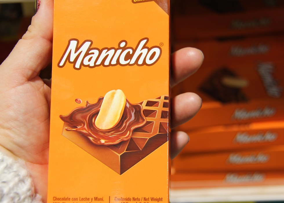 La combinación de cacao con ICHE (maní), en Ecuador tiene antecedentes preincas, prehispánicos y preindustriales en la Amazonía, de donde ambos productos son nativos y se consumían desde hace miles de años. En la Amazonía ecuatoriana, ambos ingredientes formaban parte de la dieta ancestral, el cual fue industrializado por la fábrica La Universal, cestablecida en Guayaquil en 1889, que desde 1911 inició la producción de las barras de chocolate con maní, con el nombre comercial MANICHO. La Universal no inventó la combinación, sino el producto comercial que unifica dos productos ancestrales ecuatorianos.