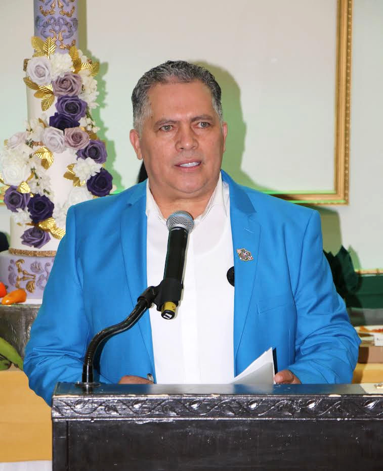 El reconocido lider gremial Radhamés Rodríguez, durante su discurso de bienvenida a la 3a Celebración de Mujeres Bodegueras. Foto de Juan Corniel (*)