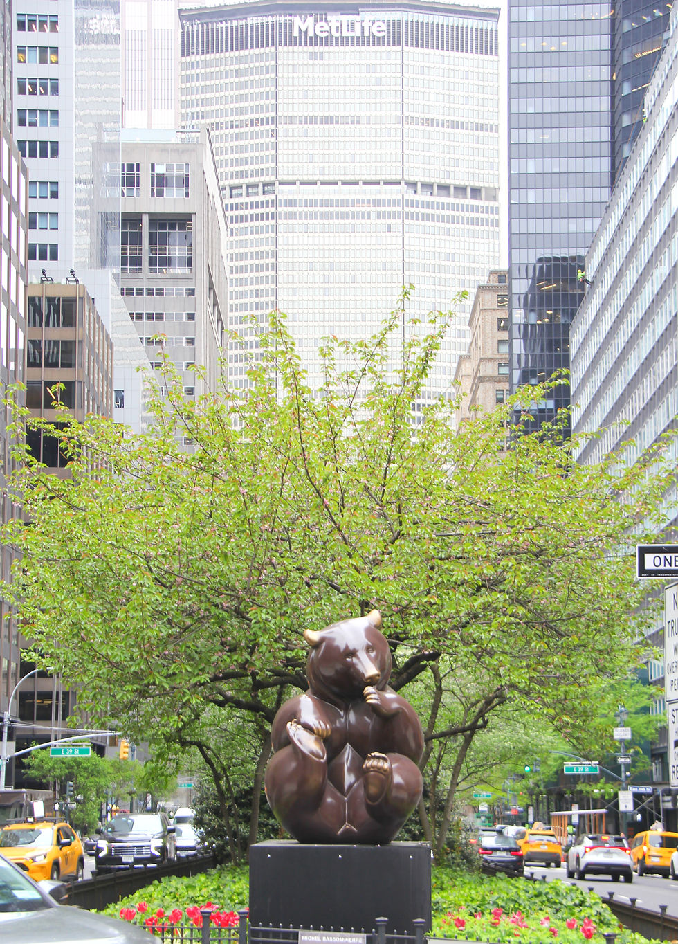 En la parte norte del CINCO DE MAYO por Park Avenue, está Grand Central Terminal, cuya monumental fachada se alza como uno de los íconos arquitectónicos más visitados y perdurables del mundo y detrás de ella resalta el legendario edificio de MetLife. Las exhibiciones de arte público son parte permanente del barrio.