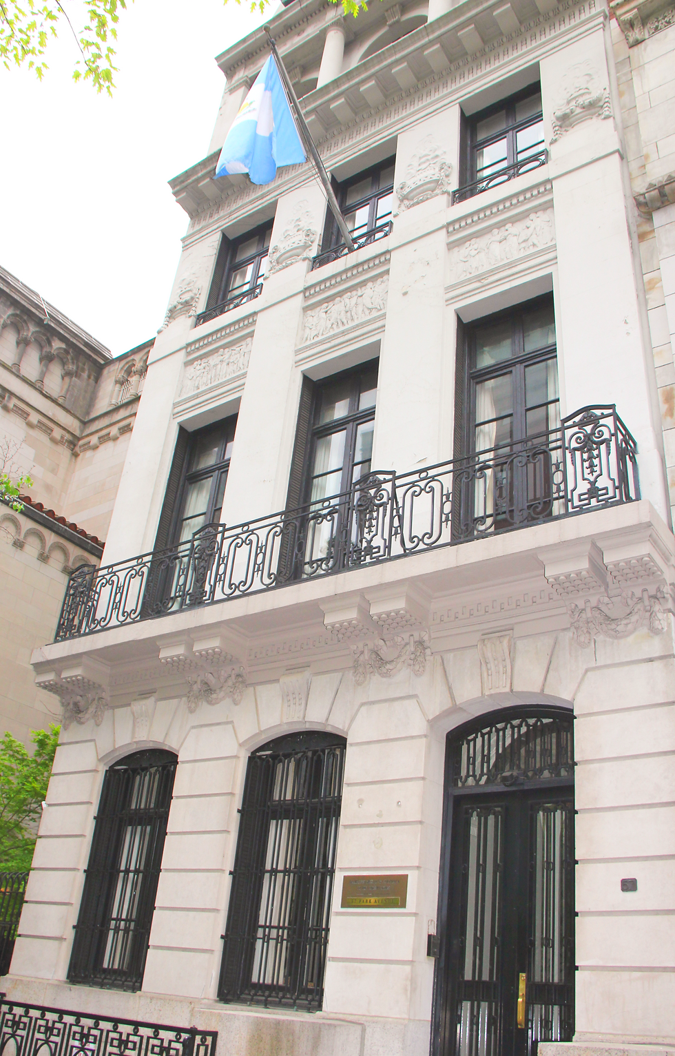 Numerosas representaciones diplomáticas como la Misión de Guatemala ante la ONU, otorgan al vecindario de CINCO DE MAYO una energía cosmopolita.