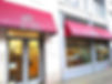 La tienda de las monjas paulinas en Manhattan se encuentra sobre la calle 29, entre las avenidas Park y Lexington, donde atienden de martes a sábados desde el mediodía hasta las cinco de la tarde. No abre ni domingos ni lunes. Se puede ordenar en línea.