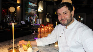 El chef colombiano Javier Cabrera, especialista en cocina peruana, ha consolidado una trayectoria que lo posiciona como un talento reconocido en Nueva York, donde ha innovado los menús de prestigiosos restaurantes, incorporando productos latinoamericanos.