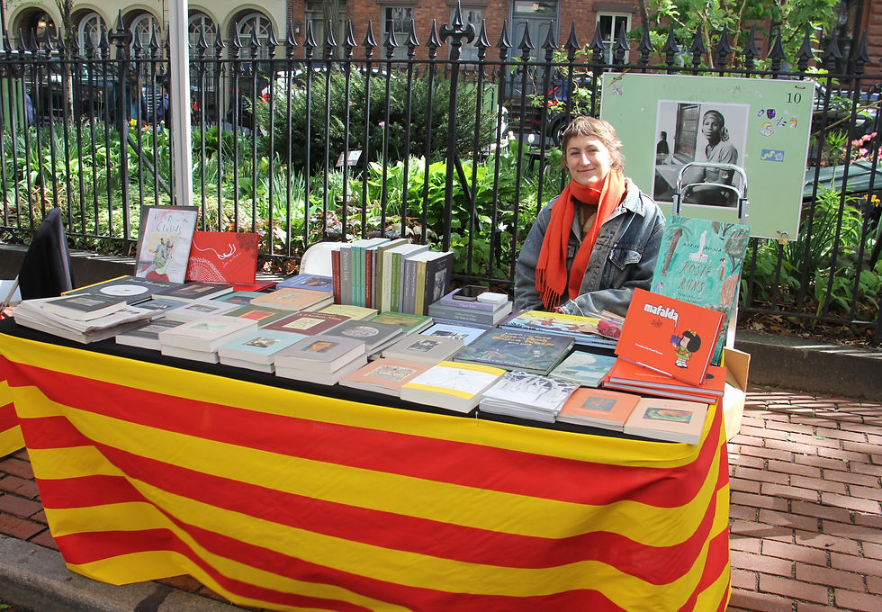El gesto de regalar un libro en Sant Jordi, se ha convertido en una forma de expresar afecto, lo que vincula la lectura con una experiencia emocional positiva. The gesture of giving a book on Sant Jordi has become a way of expressing affection, linking reading with a positive emotional experience.