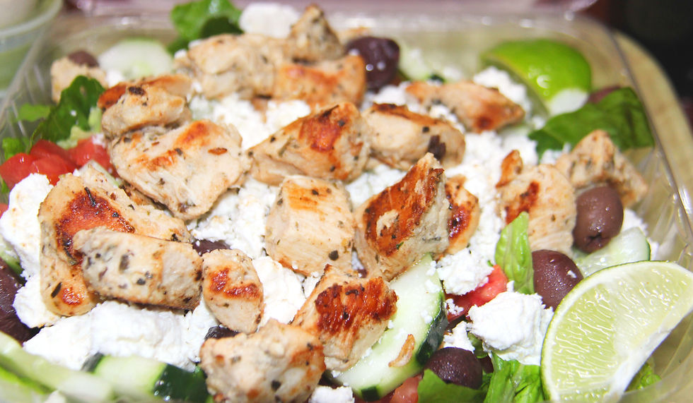 La GREEK SALAD WITH CHICKEN de CINCO DE MAYO se prepar al momento, con una mezcla vibrante de vegetales frescos, trozos de queso Feta y aceitunas Kalamata, coronada con suculentos pedazos de pollo a la parrilla y se sirve con una delicado aderezo de sésamo elaborado artesanalmente. Una excelente opción para quienes buscan sabor auténtico con un toque refinado y muy saludable.