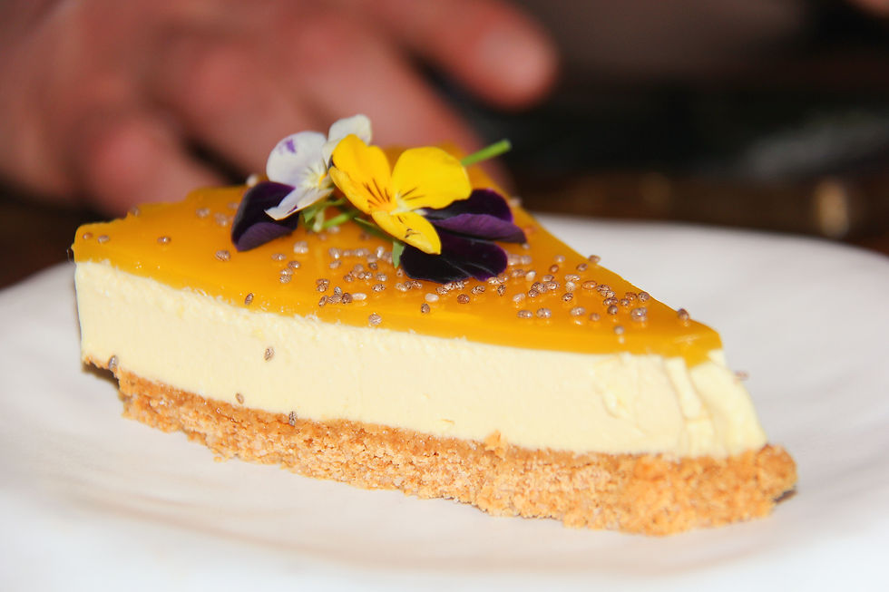 El Passion Fruit Cheescake es un poema aterciopelado que se derrite en la boca, dejando una intensidad que culmina con la delicada caricia crocante de las semillas de chía.