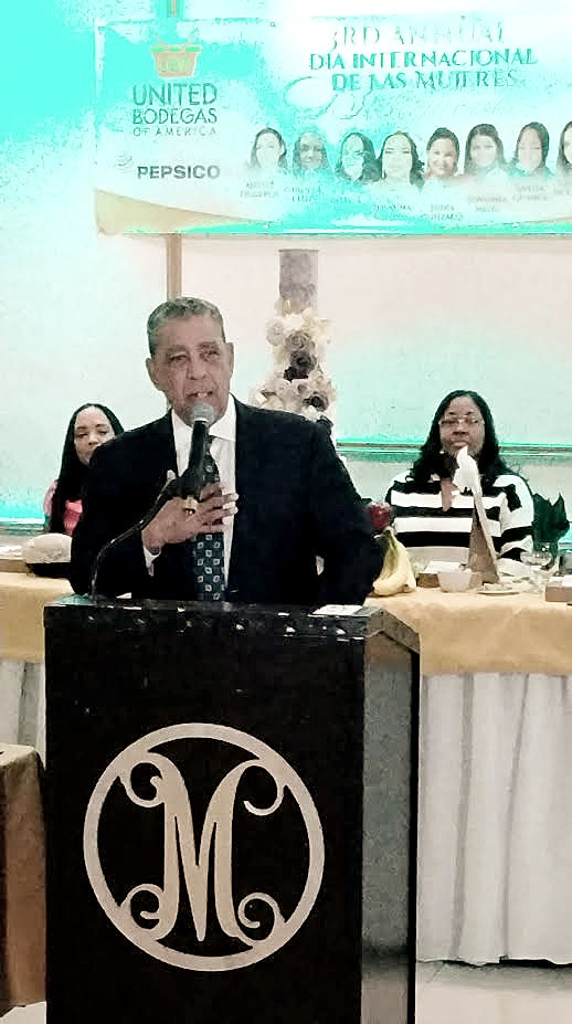 El congresista Adriano Espaillat, quien es el dominicano de más alto rango en el gobierno estadounidense, tambié participó en el homenaje a las mujeres bodegueras.
