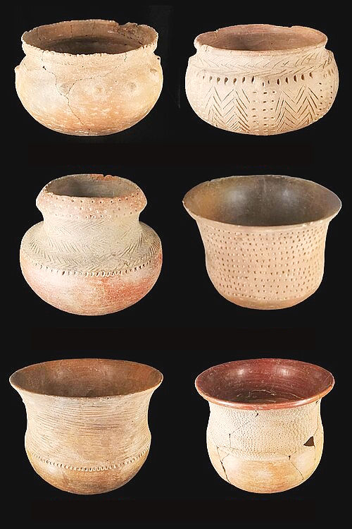 Ollas de la Cultura VALDIVIA expuestas en el Museo de Arte Precolombino Casa del Alabado en la capital de Ecuador.