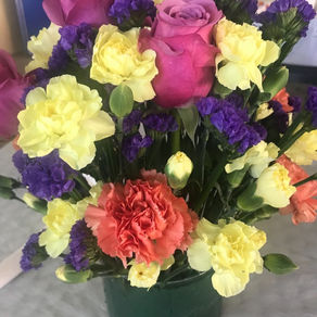 FLORISTERÍA: Arreglos de flores naturales con vivos colores para la Pascua.