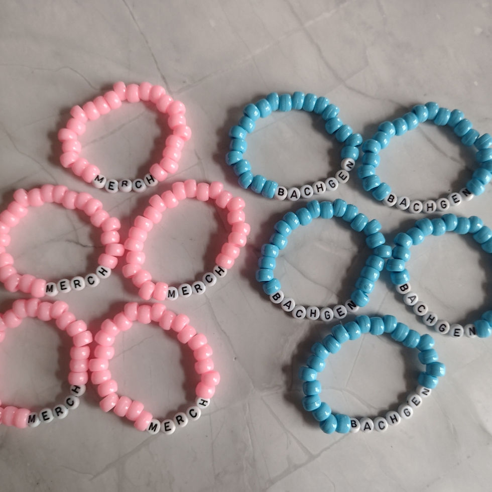 A pack of 10 pink and blue bracelets (5 pink and 5 blue bracelets). The pink bracelets say merch (girl) and the blue bracelets say bachgen (boy)