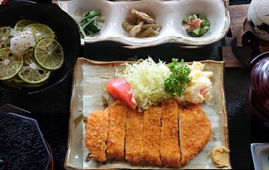 10月16日(金)の日替わりランチは「ロースカツとすだちそばの定食」991円(税込1090円)です。