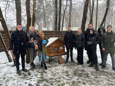 URSA встановлює котобудиночки для безпритульних хвостів Ірпеня