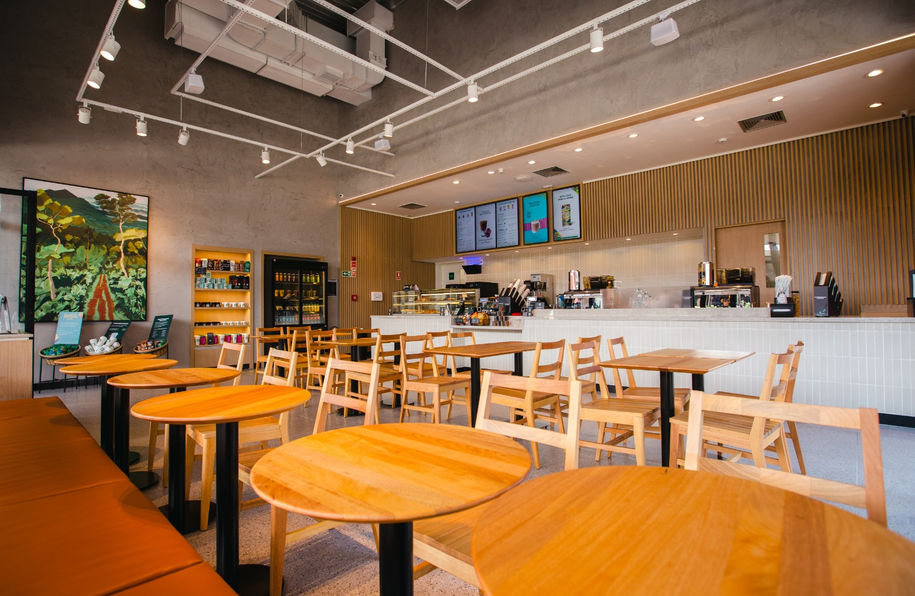 A foto mostra o interior da loja Starbucks do Outlet Premium Brasília.
