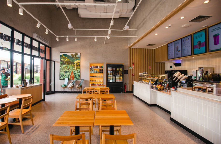 A foto mostra o interior da loja Starbucks do Outlet Premium Brasília.