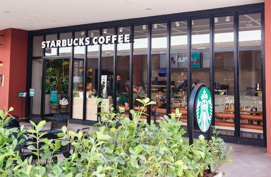 A foto mostra o exterior da loja Starbucks do Outlet Premium Brasília.