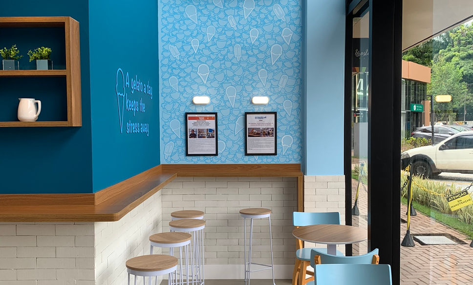 Foto da gelateria Dezato no Brás Leme Mall. A foto mostra o seating e os detalhes das paredes da loja.