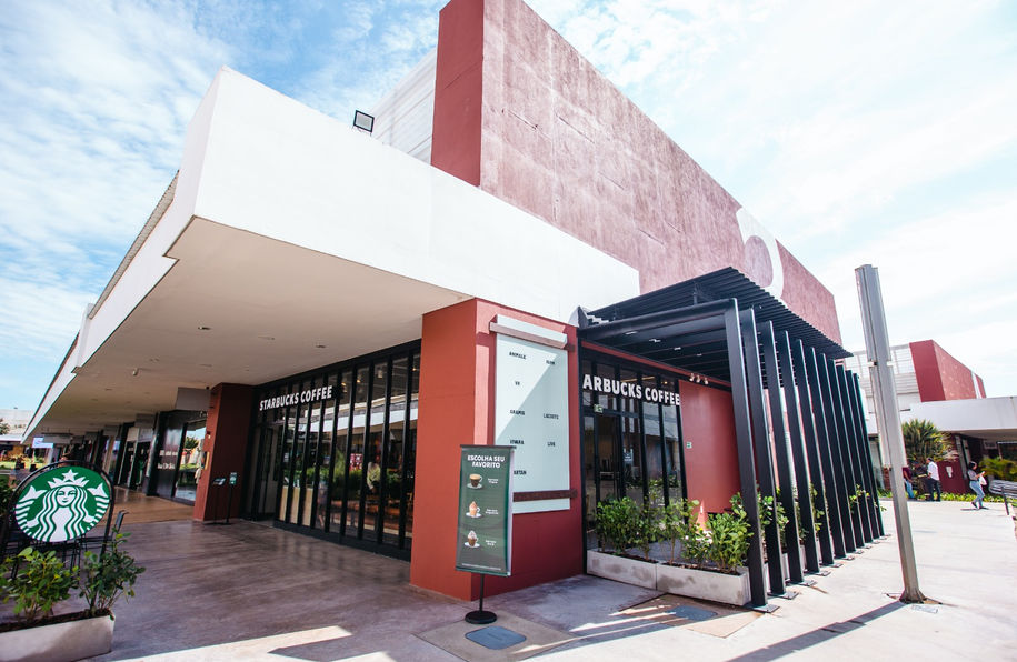 A foto mostra o exterior da loja Starbucks do Outlet Premium Brasília.