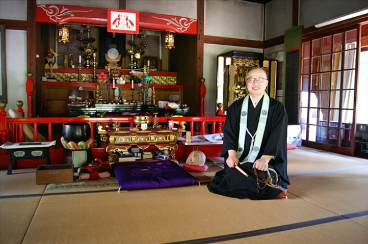 神養寺本堂にて、笑顔でお出迎えする代表の写真