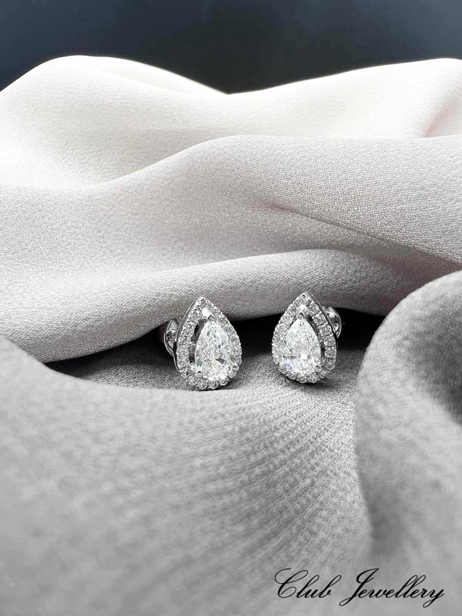 18K 白金梨型石耳環 - CC2292