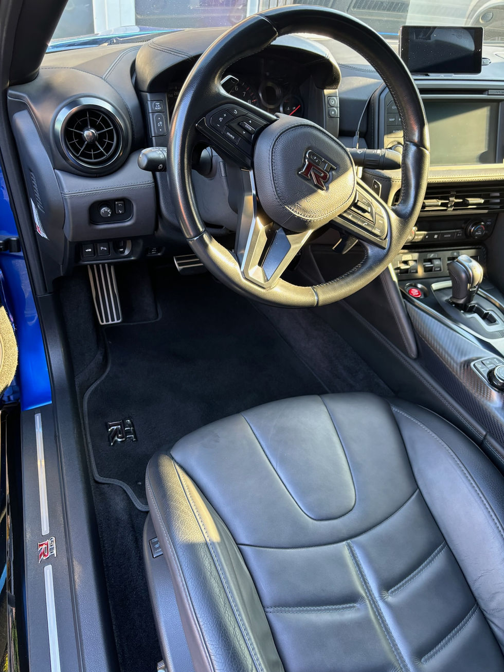 L'intérieur luxueux de la Nissan GTR a été transformé par Clean-Pro, avec des surfaces et sièges soigneusement désinfectés, assurant une propreté irréprochable et un confort haut de gamme.