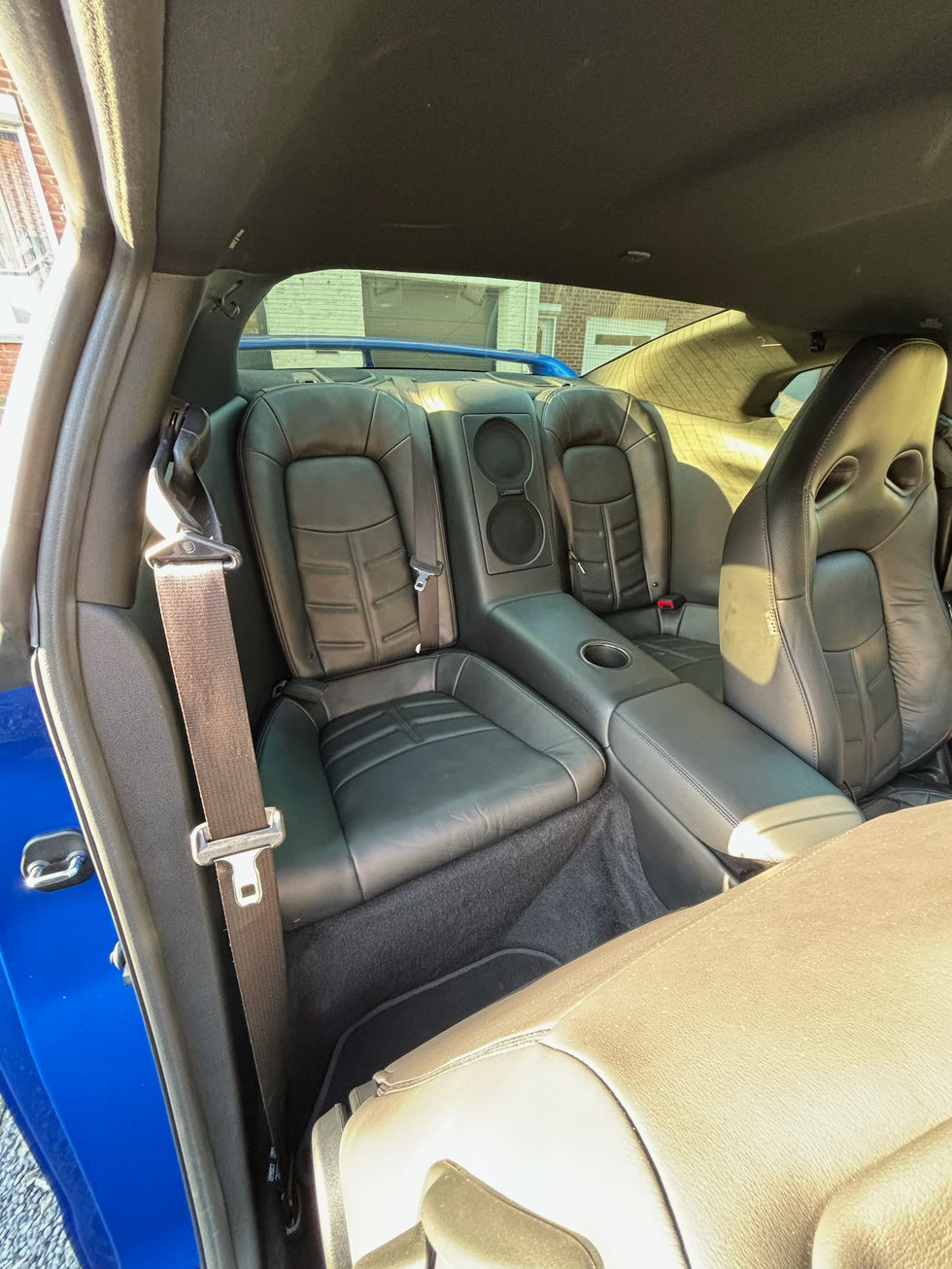 L'intérieur luxueux de la Nissan GTR a été transformé par Clean-Pro, avec des surfaces et sièges soigneusement désinfectés, assurant une propreté irréprochable et un confort haut de gamme.