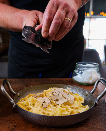 Préparation de pâtes fraîches aux truffes par le chef du Bar à Pizza Wavre