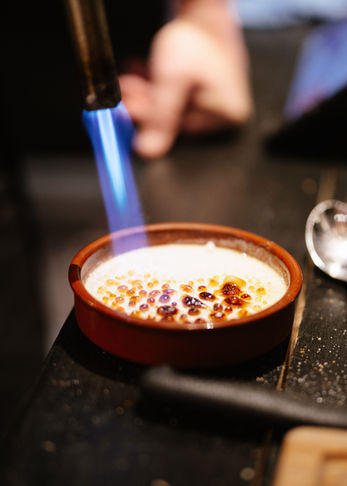 Caramelisation d’un dessert italien au chalumeau au Bar à Pizza