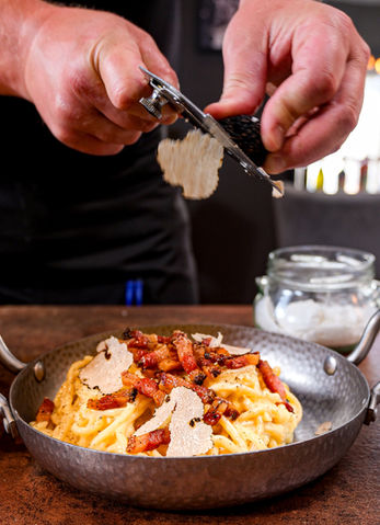 Préparation de pâtes fraîches sous les copeaux de truffes