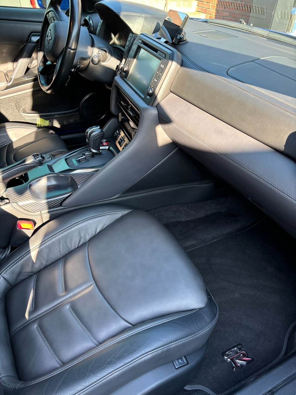 L'intérieur luxueux de la Nissan GTR a été transformé par Clean-Pro, avec des surfaces et sièges soigneusement désinfectés, assurant une propreté irréprochable et un confort haut de gamme.