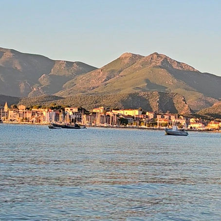 Séance de yoga au coucher du soleil sur la plage de Saint-Florent en Corse, lors de l'événement San Fiurenzu Sunset accompagné d'un DJ Live Set face à la Méditerranée.