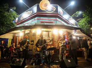 Com bandas na calçada, Bar do Alexandre se consolida como palco musical de rock e blues.