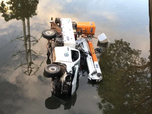 Caminhão a serviço da CEEE Equatorial cai no Arroio Dilúvio.