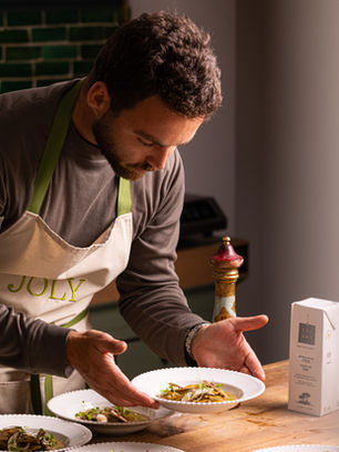 Le chef Jean-Rémi Joly en cuisine lors de la collaboration SALSUS dédiée aux recettes de fêtes de fin d'année 2026.