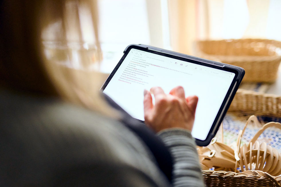 Bettina Krüger prüft anstehende Aufgaben