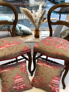 Atelier les Demoiselles Paire de Chaises et coussins.jpeg