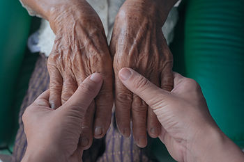 mãos de idosa