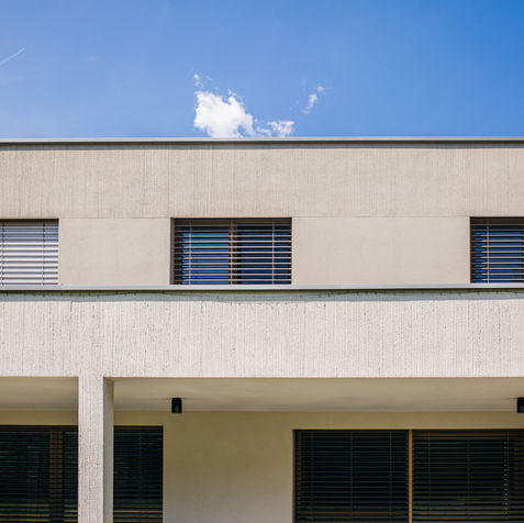 Moderne Fassadenarbeit mit Vollwärmeschutz an Einfamilienhaus in Kärnten